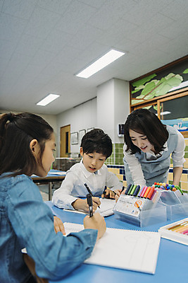 포토 JPG 여자 어린이교육 남자 초등학생 어린이 교실 실내 초등학교 미술 서기 앉기 상반신 20대 성인 앞모습 옆모습 10대 세명 스쿨라이프 교사 한국인 그리기 사인펜 집중 그림 미술교육 미술실 방과후 국내포토 직업 학생 라이프스타일 교육 뷰포인트 컨셉 학교 모션 청소년 문화예술 사람 동양인 청년 내부 펜 파일형식