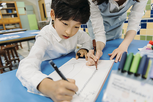 포토 JPG 여자 어린이교육 남자 초등학생 어린이 교실 실내 초등학교 미술 서기 앉기 상반신 20대 성인 두명 앞모습 10대 스쿨라이프 교사 한국인 그리기 사인펜 집중 그림 미술교육 팔 미술실 방과후 국내포토 직업 학생 라이프스타일 교육 뷰포인트 컨셉 학교 모션 청소년 문화예술 사람 동양인 청년 내부 신체부위 펜 파일형식