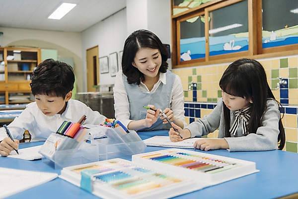 포토 JPG 여자 어린이교육 남자 초등학생 어린이 교실 색연필 실내 초등학교 미술 웃음 앉기 상반신 20대 성인 앞모습 10대 세명 스쿨라이프 교사 한국인 그리기 사인펜 집중 그림 미술교육 미술실 방과후 국내포토 직업 학생 라이프스타일 교육 뷰포인트 컨셉 학교 모션 청소년 문화예술 학용품 표정 사람 동양인 청년 내부 펜 파일형식