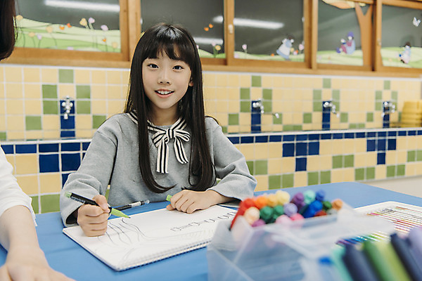 포토 JPG 여자 어린이교육 초등학생 어린이 교실 실내 초등학교 미술 한명 웃음 앉기 상반신 앞모습 10대 스쿨라이프 한국인 그리기 사인펜 그림 미술교육 미술실 소녀만 방과후 국내포토 1 학생 라이프스타일 교육 뷰포인트 학교 모션 청소년 문화예술 표정 사람 동양인 내부 펜 여자만 어린이만 파일형식