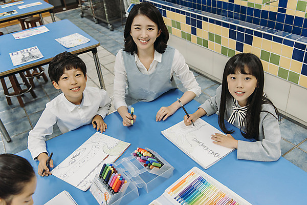 포토 JPG 여자 어린이교육 남자 초등학생 어린이 교실 색연필 실내 초등학교 미술 웃음 앉기 여러명 상반신 20대 성인 앞모습 10대 스쿨라이프 교사 한국인 그리기 사인펜 그림 미술교육 미술실 방과후 국내포토 직업 학생 라이프스타일 교육 뷰포인트 다수 학교 모션 청소년 문화예술 학용품 표정 사람 동양인 청년 내부 펜 파일형식
