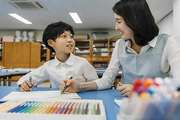포토 JPG 여자 어린이교육 남자 초등학생 어린이 교실 색연필 실내 초등학교 미술 웃음 앉기 상반신 20대 성인 두명 옆모습 10대 스쿨라이프 마주보기 교사 한국인 그리기 그림 미술교육 미술실 방과후 국내포토 직업 학생 라이프스타일 교육 뷰포인트 학교 모션 청소년 문화예술 학용품 표정 사람 동양인 청년 내부 파일형식
