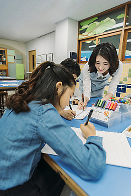 포토 JPG 여자 어린이교육 남자 초등학생 어린이 교실 실내 초등학교 미술 웃음 앉기 상반신 20대 성인 앞모습 옆모습 10대 세명 스쿨라이프 교사 한국인 그리기 사인펜 집중 그림 미술교육 미술실 방과후 국내포토 직업 학생 라이프스타일 교육 뷰포인트 컨셉 학교 모션 청소년 문화예술 표정 사람 동양인 청년 내부 펜 파일형식
