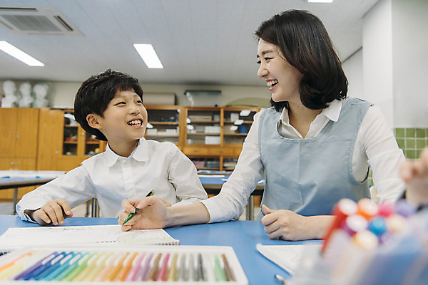 포토 JPG 여자 어린이교육 남자 초등학생 어린이 교실 색연필 실내 초등학교 미술 웃음 앉기 상반신 20대 성인 두명 앞모습 10대 스쿨라이프 마주보기 교사 한국인 그리기 그림 미술교육 미술실 사제지간 방과후 국내포토 직업 학생 라이프스타일 교육 뷰포인트 학교 모션 청소년 문화예술 학용품 표정 사람 동양인 청년 내부 파일형식