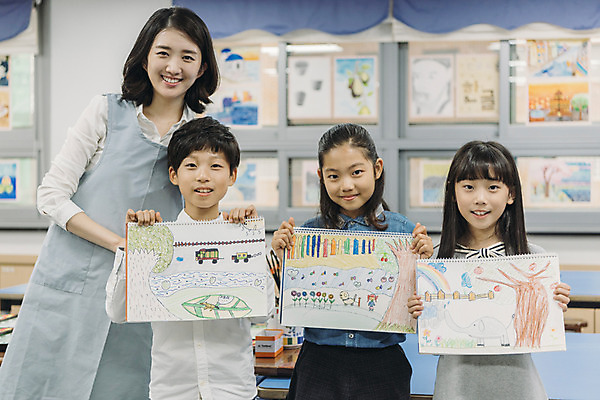 포토 JPG 여자 어린이교육 남자 초등학생 어린이 교실 실내 초등학교 미술 서기 웃음 들기 여러명 상반신 20대 성인 앞모습 10대 스쿨라이프 교사 한국인 스케치북 그림 미술교육 미술실 사제지간 방과후 국내포토 직업 학생 라이프스타일 교육 뷰포인트 다수 학교 모션 청소년 문화예술 학용품 표정 사람 동양인 청년 내부 파일형식