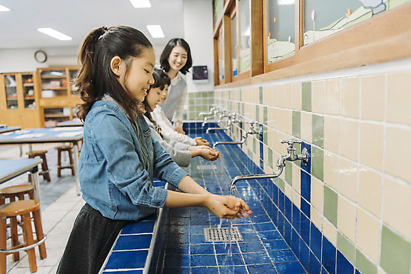 포토 JPG 여자 어린이교육 남자 초등학생 어린이 교실 실내 초등학교 미술 서기 웃음 여러명 상반신 20대 성인 옆모습 10대 스쿨라이프 교사 한국인 미술교육 손씻기 미술실 방과후 코로나바이러스 국내포토 직업 학생 라이프스타일 교육 뷰포인트 다수 학교 모션 청소년 문화예술 표정 사람 동양인 청년 내부 바이러스 씻기 파일형식
