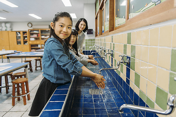 포토 JPG 여자 어린이교육 초등학생 어린이 교실 실내 초등학교 미술 서기 웃음 상반신 20대 앞모습 10대 세명 친구 스쿨라이프 교사 한국인 미술교육 손씻기 미술실 여자만 방과후 코로나바이러스 국내포토 직업 학생 라이프스타일 교육 뷰포인트 학교 관계 모션 청소년 문화예술 표정 사람 동양인 청년 내부 바이러스 씻기 파일형식