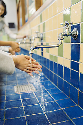 포토 JPG 손 여자 어린이교육 초등학생 어린이 교실 실내 초등학교 미술 서기 여러명 상반신 신체부위 10대 스쿨라이프 한국인 미술교육 손씻기 미술실 방과후 코로나바이러스 국내포토 학생 라이프스타일 교육 다수 학교 모션 청소년 문화예술 사람 동양인 내부 바이러스 씻기 파일형식