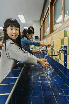 포토 JPG 여자 어린이교육 초등학생 어린이 교실 실내 초등학교 미술 서기 웃음 여러명 상반신 옆모습 10대 친구 스쿨라이프 한국인 미술교육 손씻기 미술실 방과후 코로나바이러스 국내포토 학생 라이프스타일 교육 뷰포인트 다수 학교 관계 모션 청소년 문화예술 표정 사람 동양인 내부 바이러스 씻기 파일형식