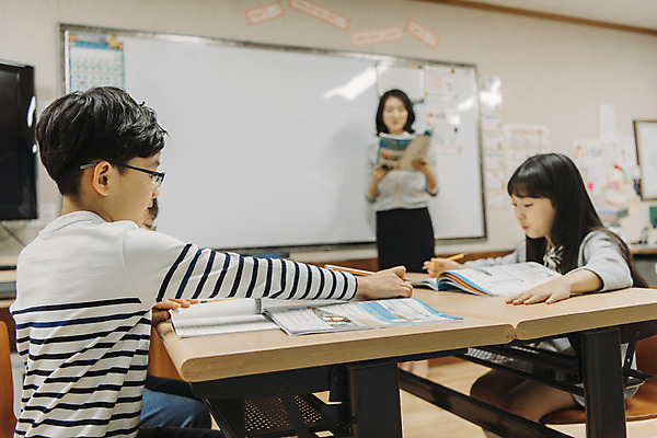 포토 JPG 영어 여자 어린이교육 남자 초등학생 어린이 교실 수업 실내 초등학교 영어교육 서기 앉기 상반신 20대 성인 앞모습 옆모습 10대 세명 스쿨라이프 교사 칠판 한국인 집중 책상 국내포토 직업 문자 학생 라이프스타일 교육 뷰포인트 가구 컨셉 학교 모션 청소년 사람 동양인 청년 내부 파일형식