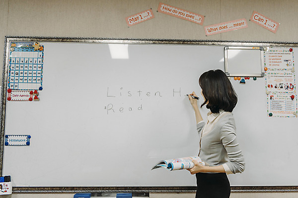 포토 JPG 영어 여자 교실 실내 초등학교 영어교육 한명 서기 상반신 20대 성인 옆모습 스쿨라이프 교사 칠판 한국인 기록 책상 성인여자한명만 국내포토 직업 문자 1 라이프스타일 교육 뷰포인트 가구 학교 모션 사람 동양인 청년 내부 여자한명만 성인여자만 파일형식