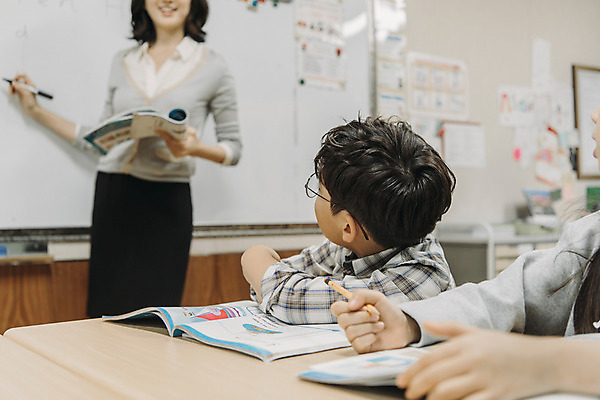 포토 JPG 영어 여자 어린이교육 남자 초등학생 어린이 교실 실내 초등학교 영어교육 서기 웃음 앉기 상반신 20대 성인 앞모습 뒷모습 10대 세명 스쿨라이프 교사 칠판 한국인 집중 책상 국내포토 직업 문자 학생 라이프스타일 교육 뷰포인트 가구 컨셉 학교 모션 청소년 표정 사람 동양인 청년 내부 파일형식