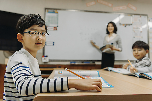 포토 JPG 영어 여자 어린이교육 남자 초등학생 어린이 교실 수업 실내 초등학교 영어교육 웃음 앉기 상반신 20대 성인 앞모습 옆모습 10대 세명 스쿨라이프 교사 칠판 한국인 책상 국내포토 직업 문자 학생 라이프스타일 교육 뷰포인트 가구 학교 모션 청소년 표정 사람 동양인 청년 내부 파일형식