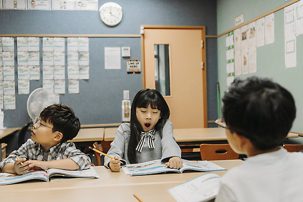 포토 JPG 영어 여자 어린이교육 남자 초등학생 어린이 교실 학교 실내 초등학교 영어교육 앉기 상반신 앞모습 옆모습 뒷모습 10대 세명 친구 스쿨라이프 한국인 집중 책상 하품 국내포토 문자 학생 라이프스타일 교육 뷰포인트 가구 컨셉 관계 모션 청소년 사람 동양인 내부 생리현상 파일형식
