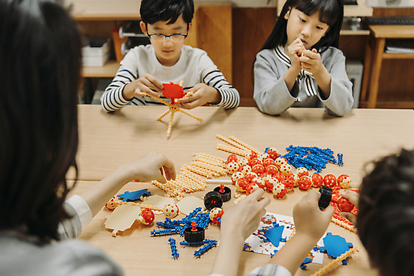 포토 JPG 여자 어린이교육 남자 초등학생 어린이 교실 놀이 수업 실내 초등학교 앉기 여러명 상반신 20대 성인 앞모습 뒷모습 10대 장난감 스쿨라이프 모형 교사 블록 한국인 집중 책상 만들기 창의력 방과후 국내포토 직업 학생 라이프스타일 교육 뷰포인트 가구 다수 컨셉 학교 모션 청소년 사람 동양인 청년 내부 파일형식