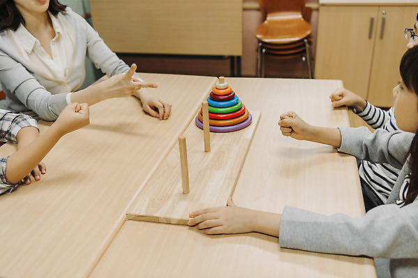 포토 JPG 여자 어린이교육 남자 초등학생 어린이 교실 놀이 수업 실내 초등학교 앉기 여러명 상반신 20대 성인 옆모습 신체부위 10대 장난감 스쿨라이프 모형 교사 블록 한국인 가위바위보 책상 창의력 방과후 국내포토 직업 학생 라이프스타일 교육 뷰포인트 가구 다수 학교 모션 청소년 사람 동양인 청년 내부 파일형식