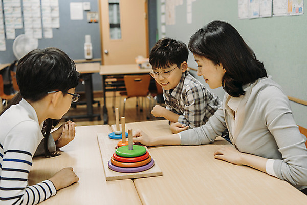 포토 JPG 여자 어린이교육 남자 초등학생 어린이 교실 놀이 수업 실내 초등학교 웃음 앉기 상반신 20대 성인 옆모습 10대 세명 장난감 스쿨라이프 모형 교사 블록 한국인 집중 책상 창의력 방과후 국내포토 직업 학생 라이프스타일 교육 뷰포인트 가구 컨셉 학교 모션 청소년 표정 사람 동양인 청년 내부 파일형식