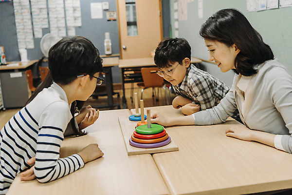 포토 JPG 여자 어린이교육 남자 초등학생 어린이 교실 놀이 수업 실내 초등학교 웃음 앉기 상반신 20대 성인 옆모습 10대 세명 장난감 스쿨라이프 모형 교사 블록 한국인 집중 책상 창의력 방과후 국내포토 직업 학생 라이프스타일 교육 뷰포인트 가구 컨셉 학교 모션 청소년 표정 사람 동양인 청년 내부 파일형식