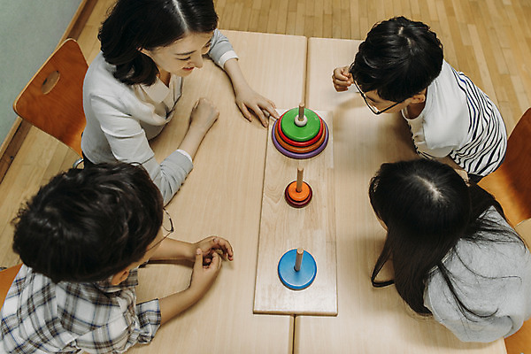 포토 JPG 여자 어린이교육 남자 초등학생 어린이 교실 놀이 수업 실내 초등학교 웃음 앉기 여러명 상반신 20대 성인 앞모습 뒷모습 10대 하이앵글 장난감 스쿨라이프 모형 교사 블록 한국인 집중 책상 창의력 방과후 국내포토 직업 학생 라이프스타일 교육 뷰포인트 가구 다수 컨셉 학교 모션 청소년 표정 사람 동양인 청년 내부 파일형식
