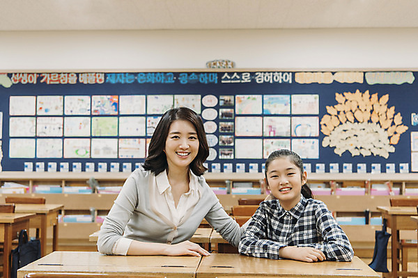 포토 JPG 여자 어린이교육 초등학생 어린이 교실 실내 초등학교 웃음 앉기 상반신 20대 성인 두명 앞모습 10대 스쿨라이프 교사 한국인 책상 사제지간 여자만 국내포토 직업 학생 라이프스타일 교육 뷰포인트 가구 학교 모션 청소년 표정 사람 동양인 청년 내부 파일형식