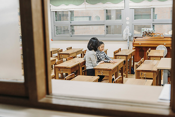 포토 JPG 여자 어린이교육 초등학생 어린이 창문 교실 실내 초등학교 대화 앉기 상반신 20대 성인 두명 옆모습 10대 스쿨라이프 교사 한국인 책상 상담 사제지간 여자만 국내포토 직업 학생 라이프스타일 교육 뷰포인트 가구 학교 모션 청소년 말하기 사람 동양인 청년 내부 파일형식