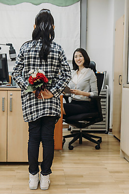 포토 JPG 전신 여자 어린이교육 초등학생 어린이 꽃다발 교실 실내 초등학교 서기 웃음 앉기 상반신 20대 성인 두명 앞모습 뒷모습 10대 스쿨라이프 교사 한국인 스승의날 카네이션 책상 감사 숨김 사제지간 여자만 국내포토 직업 학생 라이프스타일 교육 기념일 꽃 감정 뷰포인트 가구 컨셉 학교 모션 청소년 표정 사람 동양인 청년 내부 파일형식