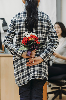 포토 JPG 여자 어린이교육 초등학생 어린이 꽃다발 교실 실내 초등학교 서기 앉기 상반신 20대 성인 두명 앞모습 뒷모습 10대 스쿨라이프 교사 한국인 스승의날 카네이션 책상 감사 숨김 사제지간 여자만 국내포토 직업 학생 라이프스타일 교육 기념일 꽃 감정 뷰포인트 가구 컨셉 학교 모션 청소년 사람 동양인 청년 내부 파일형식