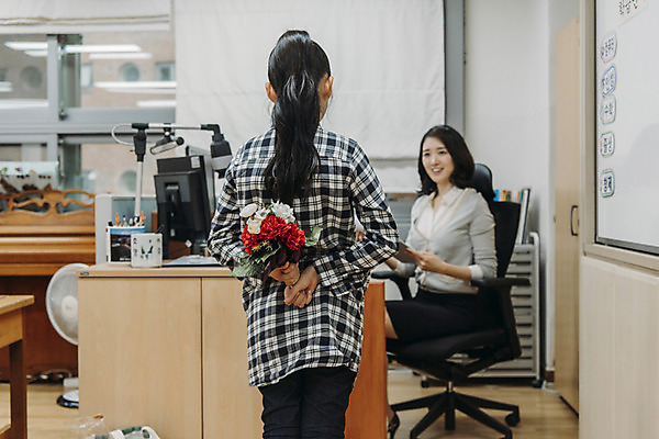 포토 JPG 여자 어린이교육 초등학생 어린이 꽃다발 교실 실내 초등학교 서기 웃음 앉기 상반신 20대 성인 두명 앞모습 뒷모습 10대 스쿨라이프 교사 한국인 스승의날 카네이션 책상 감사 숨김 사제지간 여자만 국내포토 직업 학생 라이프스타일 교육 기념일 꽃 감정 뷰포인트 가구 컨셉 학교 모션 청소년 표정 사람 동양인 청년 내부 파일형식