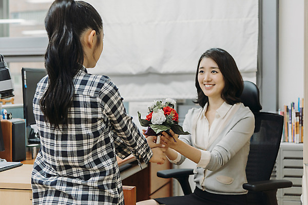 포토 JPG 여자 어린이교육 초등학생 어린이 꽃다발 교실 실내 초등학교 서기 웃음 앉기 상반신 20대 성인 두명 앞모습 옆모습 10대 스쿨라이프 교사 한국인 스승의날 카네이션 책상 주기 감사 감동 사제지간 여자만 국내포토 직업 학생 라이프스타일 교육 기념일 꽃 감정 뷰포인트 가구 학교 모션 청소년 표정 사람 동양인 청년 내부 파일형식