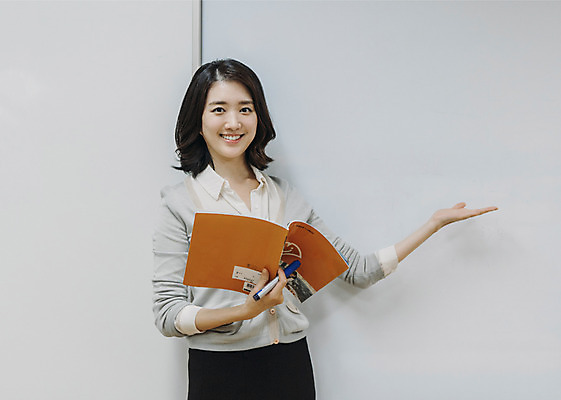 포토 JPG 여자 교실 수업 실내 초등학교 한명 서기 웃음 들기 상반신 20대 성인 앞모습 책 스쿨라이프 교사 칠판 한국인 성인여자한명만 국내포토 직업 1 라이프스타일 교육 뷰포인트 학교 모션 표정 사람 동양인 청년 내부 여자한명만 성인여자만 파일형식