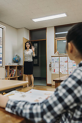 포토 JPG 전신 여자 어린이교육 초등학생 어린이 교실 실내 초등학교 서기 웃음 앉기 상반신 20대 성인 두명 옆모습 10대 스쿨라이프 교사 칠판 한국인 인사 책상 여자만 국내포토 직업 학생 라이프스타일 교육 뷰포인트 가구 학교 모션 청소년 표정 사람 동양인 청년 내부 예절 파일형식