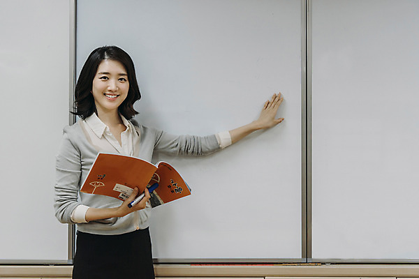 포토 JPG 여자 초등학생 교실 수업 실내 초등학교 한명 서기 웃음 들기 상반신 20대 성인 앞모습 책 스쿨라이프 교사 칠판 한국인 성인여자한명만 국내포토 직업 1 학생 라이프스타일 교육 뷰포인트 학교 모션 표정 사람 동양인 청년 내부 여자한명만 성인여자만 파일형식