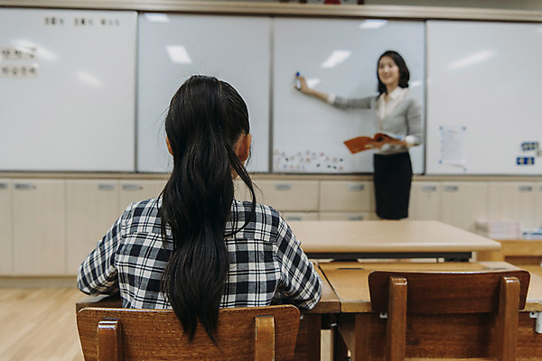 포토 JPG 여자 어린이교육 초등학생 어린이 교실 수업 실내 초등학교 서기 웃음 앉기 상반신 20대 성인 두명 앞모습 뒷모습 10대 스쿨라이프 교사 칠판 한국인 집중 책상 여자만 국내포토 직업 학생 라이프스타일 교육 뷰포인트 가구 컨셉 학교 모션 청소년 표정 사람 동양인 청년 내부 파일형식