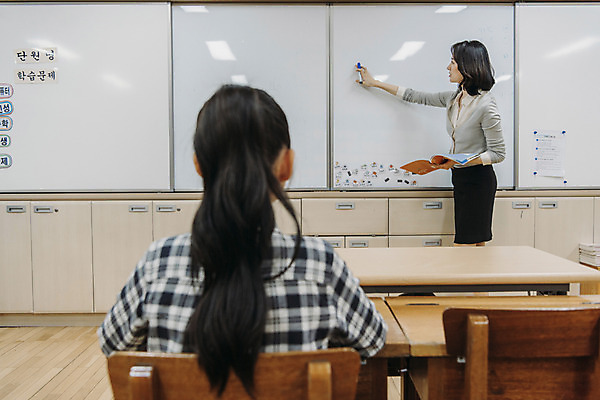 포토 JPG 여자 어린이교육 초등학생 어린이 교실 수업 실내 초등학교 서기 웃음 앉기 상반신 20대 성인 두명 옆모습 뒷모습 10대 스쿨라이프 교사 칠판 한국인 집중 책상 여자만 국내포토 직업 학생 라이프스타일 교육 뷰포인트 가구 컨셉 학교 모션 청소년 표정 사람 동양인 청년 내부 파일형식