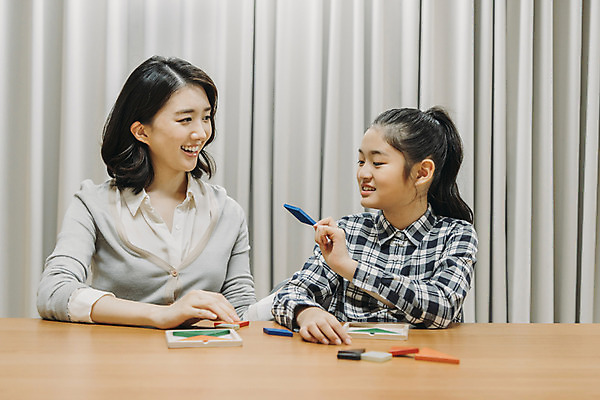 포토 JPG 여자 어린이교육 초등학생 어린이 교실 놀이 수업 실내 초등학교 웃음 앉기 상반신 20대 성인 두명 앞모습 10대 장난감 스쿨라이프 모형 교사 블록 한국인 집중 책상 창의력 여자만 방과후 국내포토 직업 학생 라이프스타일 교육 뷰포인트 가구 컨셉 학교 모션 청소년 표정 사람 동양인 청년 내부 파일형식