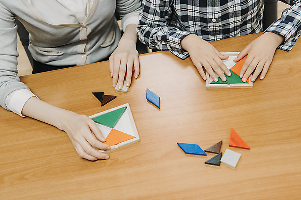 포토 JPG 여자 어린이교육 초등학생 어린이 교실 놀이 실내 초등학교 앉기 상반신 20대 성인 두명 앞모습 신체부위 10대 장난감 스쿨라이프 모형 교사 블록 한국인 집중 책상 창의력 여자만 방과후 칠교놀이 국내포토 직업 학생 라이프스타일 교육 뷰포인트 가구 컨셉 학교 모션 청소년 사람 동양인 청년 내부 전통놀이 파일형식