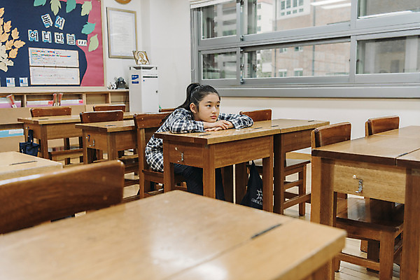 포토 JPG 여자 어린이교육 초등학생 어린이 엎드리기 교실 실내 초등학교 한명 앉기 상반신 앞모습 10대 스쿨라이프 한국인 지루함 책상 소녀만 국내포토 1 학생 라이프스타일 교육 감정 뷰포인트 가구 학교 모션 청소년 사람 동양인 내부 여자만 어린이만 파일형식