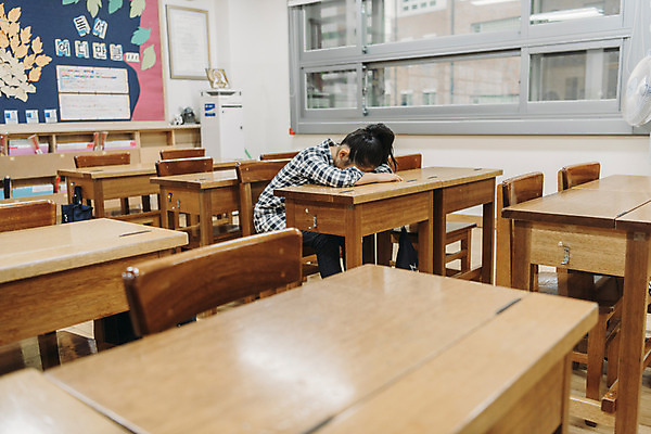 포토 JPG 여자 어린이교육 초등학생 어린이 엎드리기 교실 실내 초등학교 한명 앉기 상반신 옆모습 10대 스쿨라이프 한국인 지루함 책상 삐침 소녀만 국내포토 1 학생 라이프스타일 교육 감정 뷰포인트 가구 학교 모션 청소년 사람 동양인 내부 여자만 어린이만 파일형식