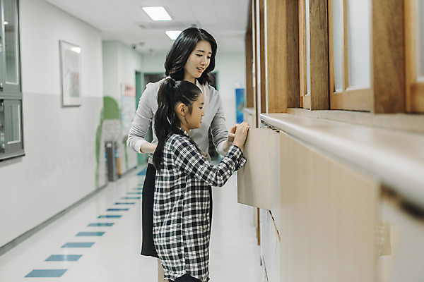 포토 JPG 여자 어린이교육 초등학생 어린이 실내 초등학교 서기 웃음 상반신 20대 성인 두명 옆모습 10대 스쿨라이프 교사 한국인 오픈 복도 사물함 사제지간 여자만 국내포토 직업 학생 라이프스타일 교육 뷰포인트 학교 모션 청소년 표정 사람 동양인 청년 내부 파일형식