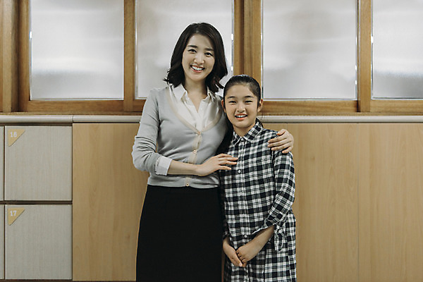 포토 JPG 여자 어린이교육 초등학생 어린이 실내 초등학교 서기 웃음 상반신 20대 성인 두명 앞모습 10대 스쿨라이프 교사 한국인 복도 사물함 사제지간 여자만 국내포토 직업 학생 라이프스타일 교육 뷰포인트 학교 모션 청소년 표정 사람 동양인 청년 내부 파일형식