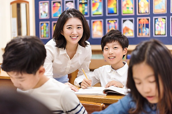 포토 JPG 여자 어린이교육 남자 초등학생 어린이 의자 교실 수업 실내 초등학교 웃음 앉기 여러명 상반신 20대 성인 앞모습 옆모습 10대 스쿨라이프 교사 한국인 책상 국내포토 직업 학생 라이프스타일 교육 뷰포인트 가구 다수 학교 모션 청소년 표정 사람 동양인 청년 내부 파일형식