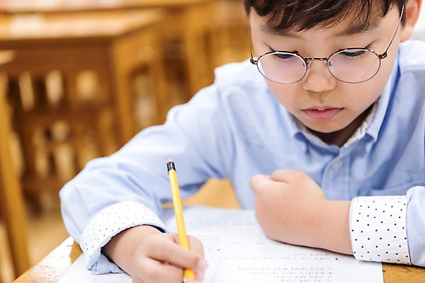 포토 JPG 어린이교육 남자 초등학생 어린이 의자 교실 실내 초등학교 한명 앉기 상반신 앞모습 10대 스쿨라이프 한국인 집중 책상 문제풀기 소년만 국내포토 1 학생 라이프스타일 교육 뷰포인트 가구 컨셉 학교 모션 청소년 사람 동양인 내부 학습 남자만 어린이만 파일형식