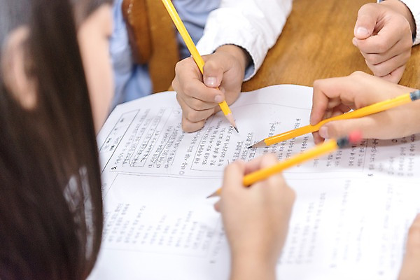 포토 JPG 손 여자 어린이교육 남자 초등학생 어린이 의자 교실 실내 초등학교 앉기 상반신 옆모습 신체부위 10대 세명 친구 스쿨라이프 한국인 토론 책상 시험지 문제풀기 국내포토 학생 라이프스타일 교육 뷰포인트 가구 학교 관계 모션 청소년 사람 동양인 내부 학습 파일형식