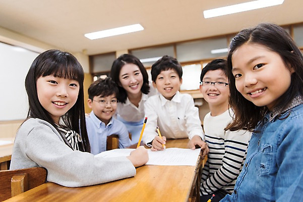 포토 JPG 여자 어린이교육 남자 초등학생 어린이 의자 교실 수업 실내 초등학교 웃음 앉기 여러명 상반신 20대 성인 앞모습 10대 스쿨라이프 교사 한국인 책상 국내포토 직업 학생 라이프스타일 교육 뷰포인트 가구 다수 학교 모션 청소년 표정 사람 동양인 청년 내부 파일형식