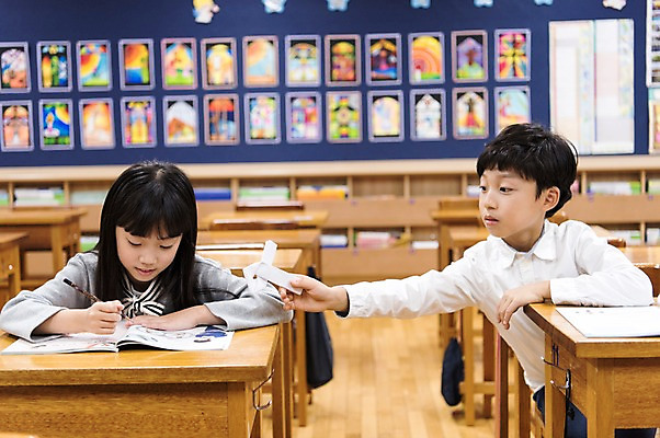 포토 JPG 여자 어린이교육 남자 초등학생 어린이 의자 교실 실내 초등학교 앉기 상반신 두명 앞모습 옆모습 10대 친구 스쿨라이프 쪽지 한국인 러브레터 책상 교과서 주기 딴짓 국내포토 학생 라이프스타일 교육 뷰포인트 가구 학교 관계 모션 청소년 교재 사람 동양인 내부 편지 파일형식