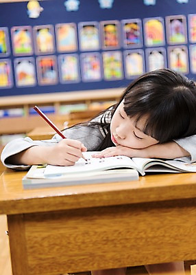 포토 JPG 여자 어린이교육 초등학생 어린이 엎드리기 의자 교실 스트레스 실내 초등학교 한명 앉기 상반신 앞모습 10대 스쿨라이프 한국인 지루함 책상 문제집 문제풀기 소녀만 국내포토 1 학생 라이프스타일 교육 감정 뷰포인트 가구 학교 모션 청소년 사람 동양인 내부 책 학습 여자만 어린이만 파일형식