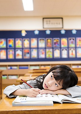 포토 JPG 여자 어린이교육 초등학생 어린이 엎드리기 생각 의자 교실 스트레스 실내 초등학교 한명 앉기 상반신 앞모습 10대 스쿨라이프 한국인 지루함 책상 문제집 문제풀기 소녀만 국내포토 1 학생 라이프스타일 교육 감정 뷰포인트 가구 학교 모션 청소년 사람 동양인 내부 책 학습 여자만 어린이만 파일형식