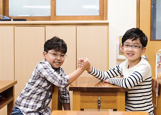 포토 JPG 어린이교육 남자 초등학생 어린이 의자 교실 실내 초등학교 웃음 앉기 상반신 두명 옆모습 10대 친구 스쿨라이프 한국인 책상 팔씨름 소년만 십대남자만 국내포토 학생 라이프스타일 교육 뷰포인트 가구 학교 관계 모션 청소년 놀이 표정 사람 동양인 내부 남자만 어린이만 십대만 파일형식