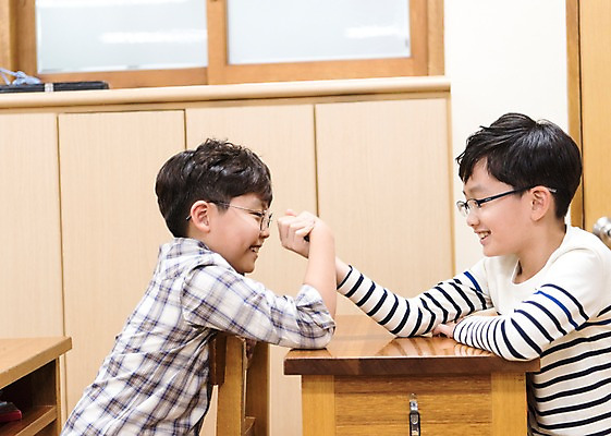 포토 JPG 어린이교육 남자 초등학생 어린이 의자 교실 실내 초등학교 웃음 앉기 상반신 두명 옆모습 10대 친구 스쿨라이프 한국인 책상 팔씨름 소년만 십대남자만 국내포토 학생 라이프스타일 교육 뷰포인트 가구 학교 관계 모션 청소년 놀이 표정 사람 동양인 내부 남자만 어린이만 십대만 파일형식
