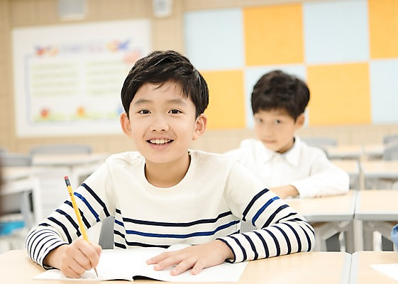 포토 JPG 어린이교육 남자 초등학생 어린이 의자 교실 실내 초등학교 웃음 앉기 상반신 두명 앞모습 10대 친구 스쿨라이프 시험 한국인 책상 소년만 십대남자만 국내포토 학생 라이프스타일 교육 뷰포인트 가구 학교 관계 모션 청소년 표정 사람 동양인 내부 남자만 어린이만 십대만 파일형식